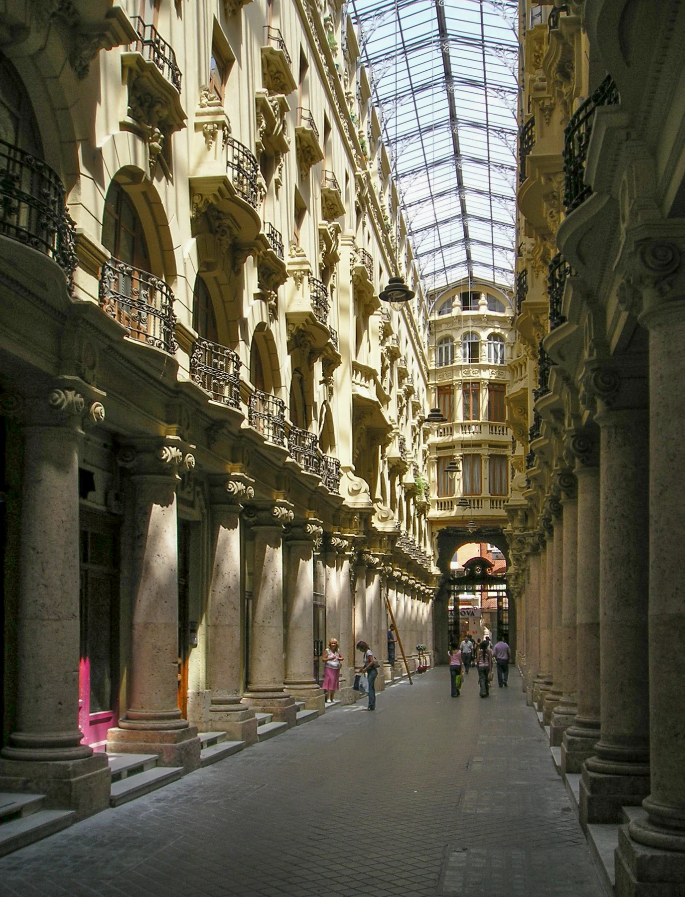 Interior del Pasaje de Lodares, con sus galerías y cubierta de hierro y vidrio.