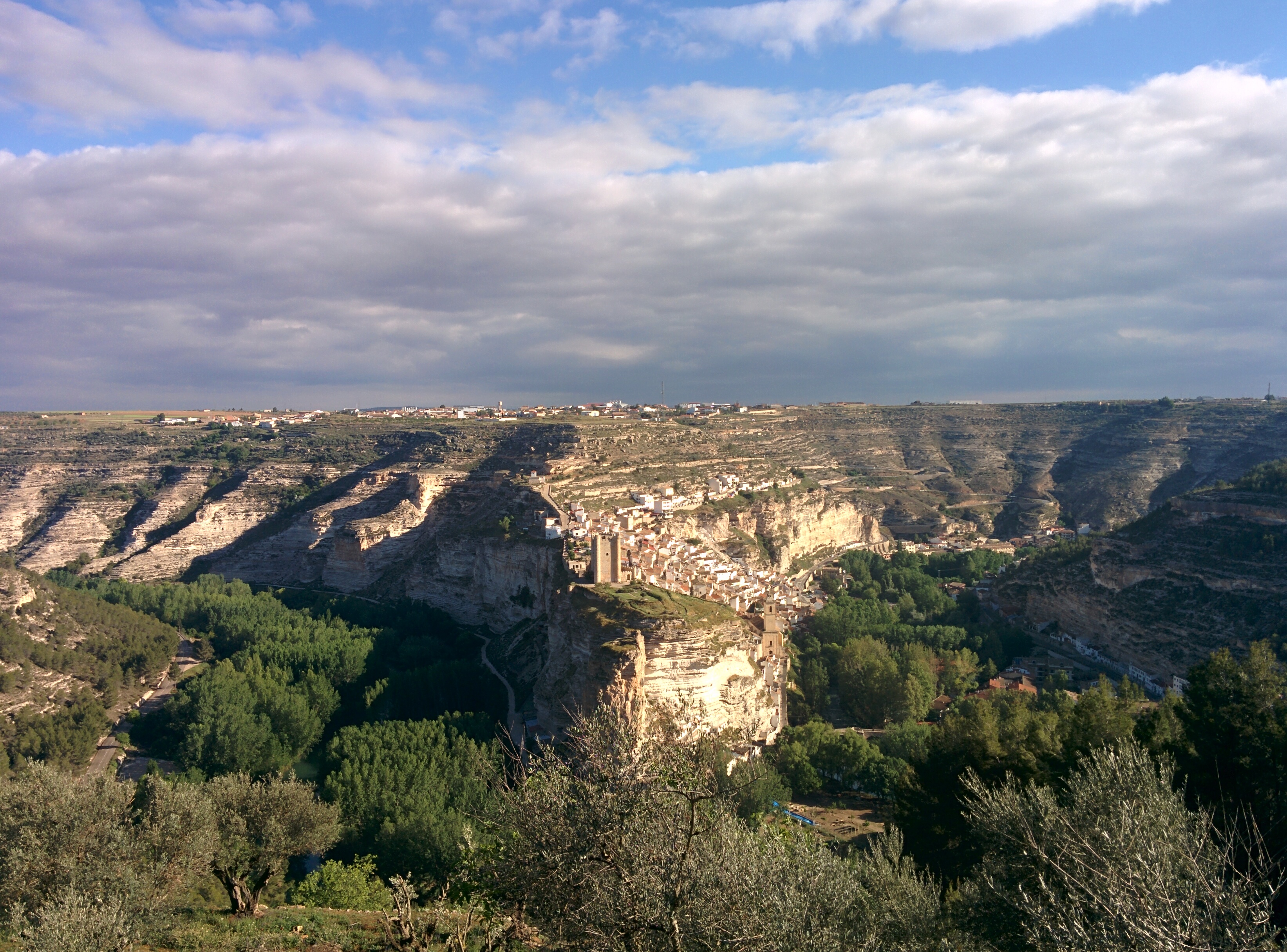 Alcalá del Júcar, pueblo de casas blancas junto al río Júcar en la provincia de Albacete