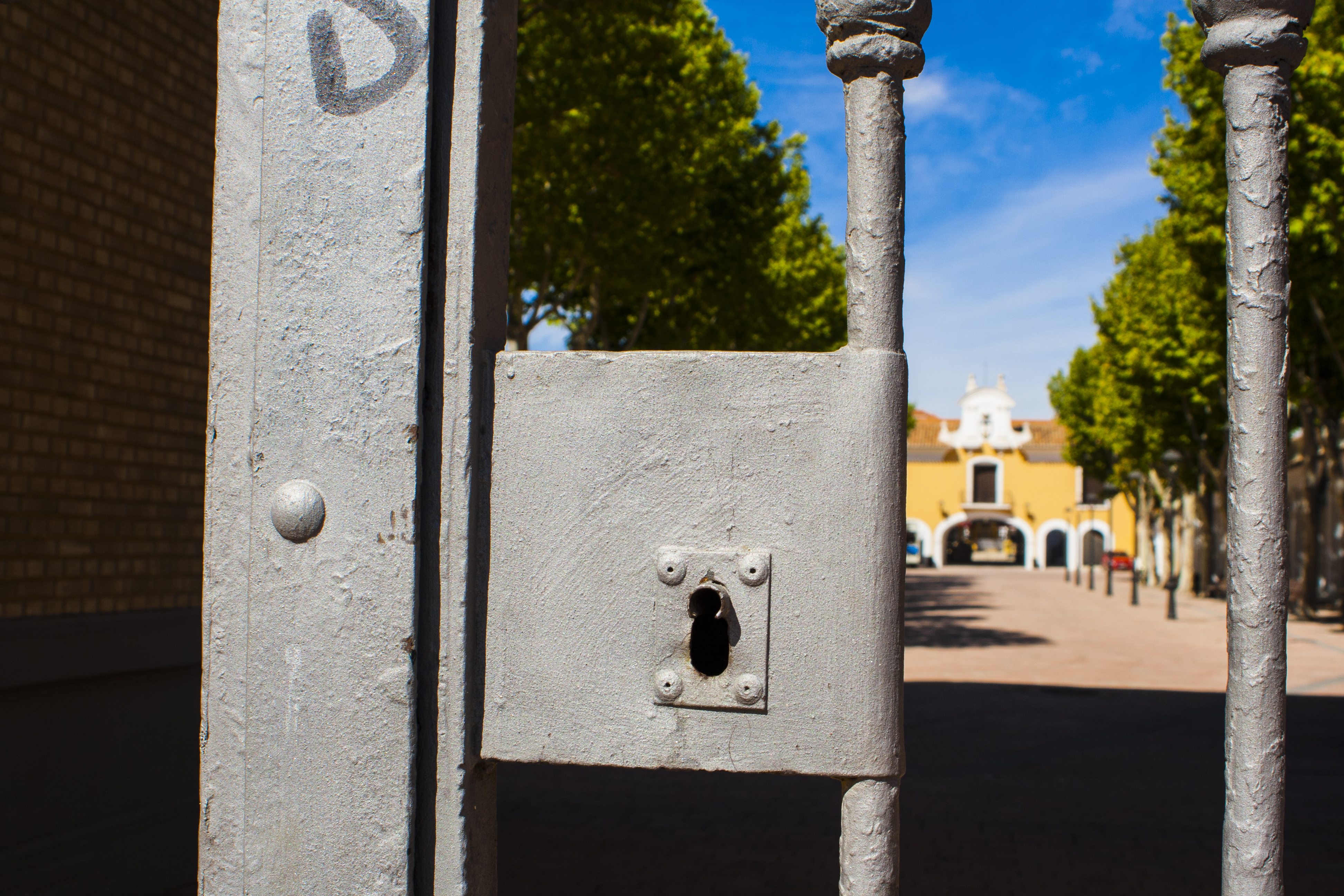 Detalle de la cerradura principal de la Puerta de Hierros de Albacete