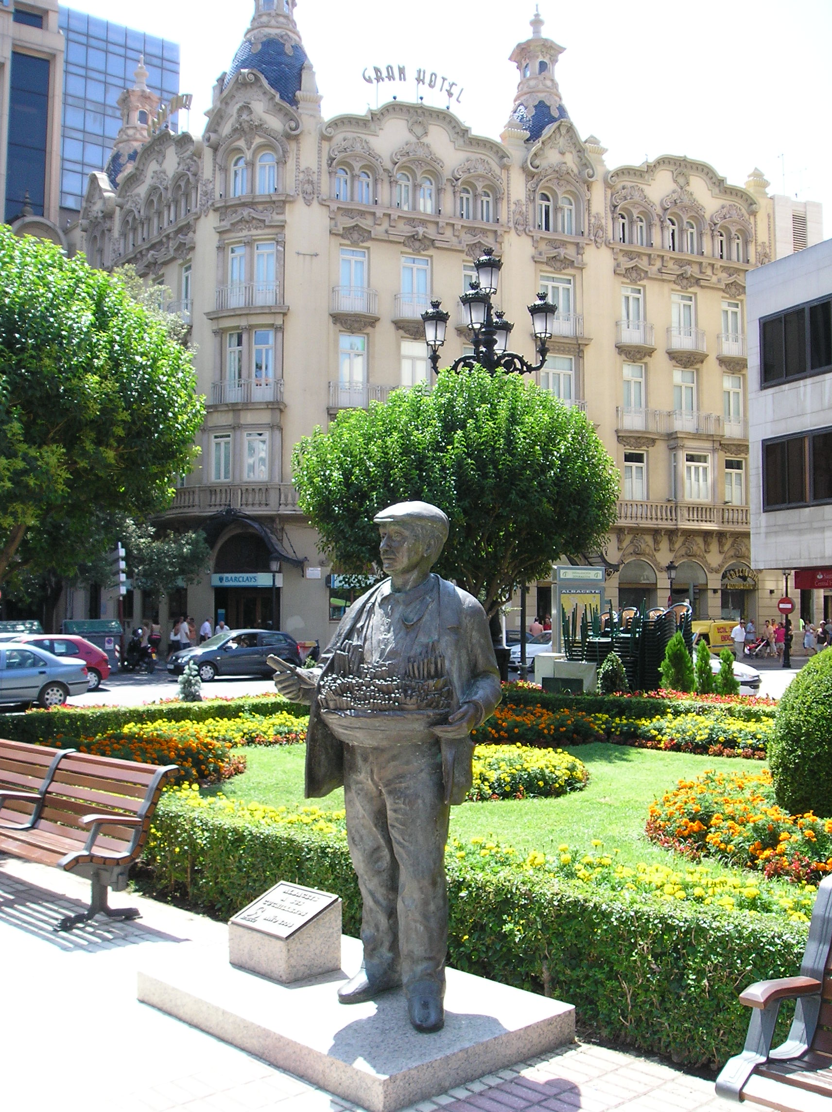 Monumento al Cuchillero en Albacete, punto clave en la ruta de compras por el centro