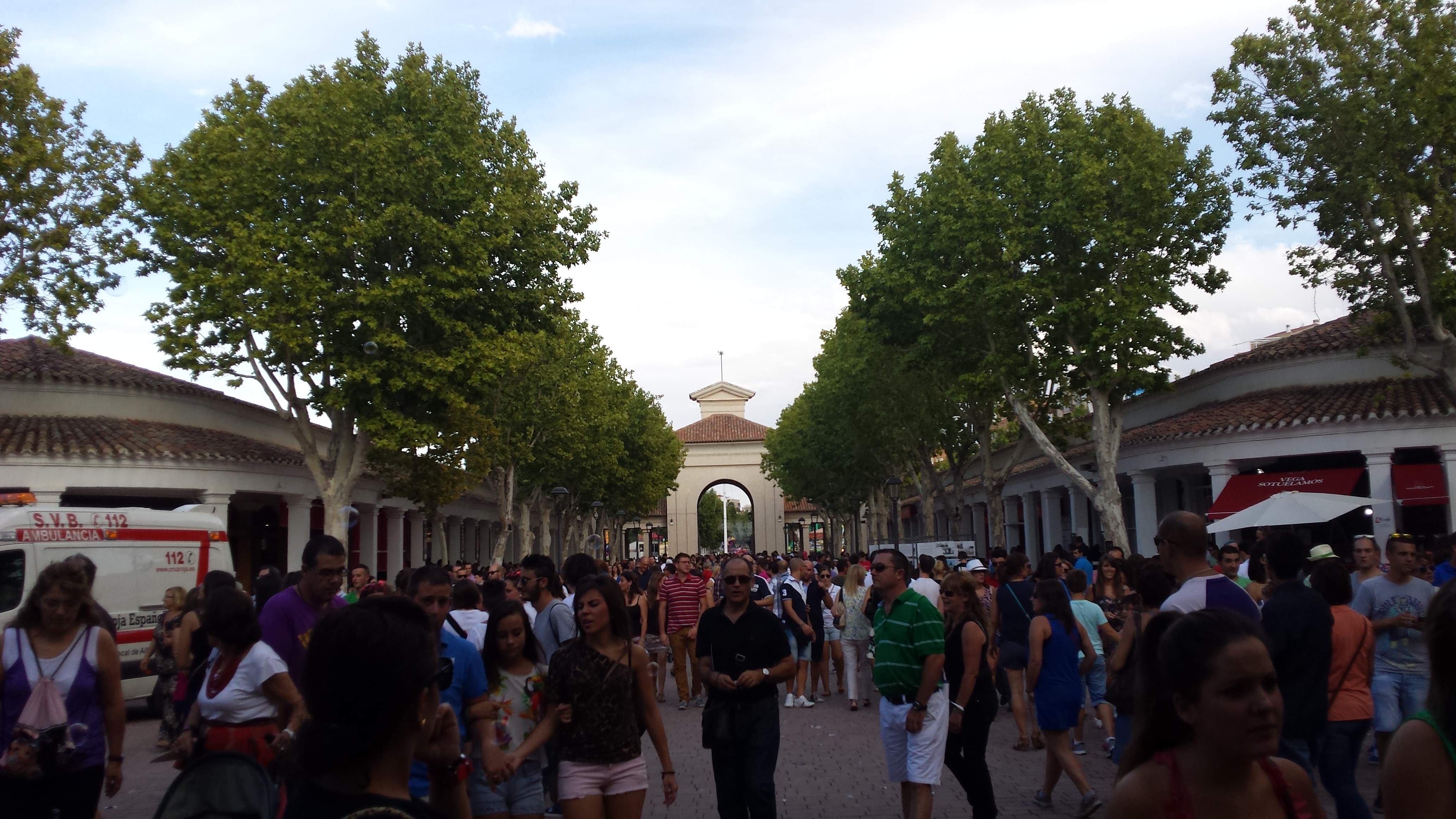 Paseo central del Rabo de la Sartén del Recinto Ferial de Albacete durante la Feria