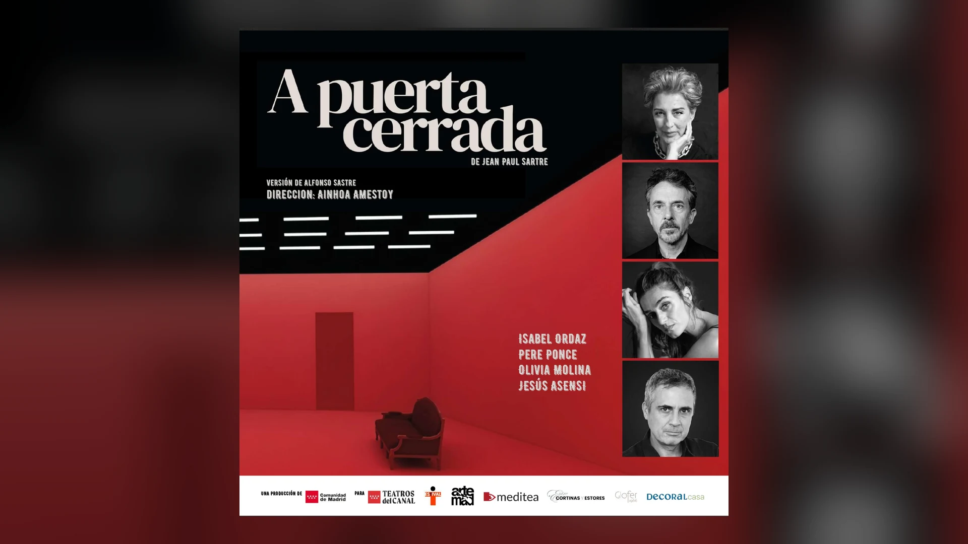 Cartel de A puerta cerrada con el título en letras blancas sobre una habitación roja con una puerta y un sofá de época, junto a los retratos en blanco y negro de sus cuatro intérpretes y los logotipos de las entidades colaboradoras