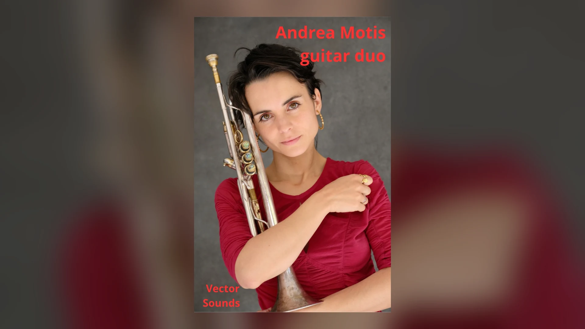 Cartel del concierto Andrea Motis Guitar Duo en Albacete con el retrato de la trompetista, vestida de rojo y apoyada en su trompeta, y el título en letras rojas