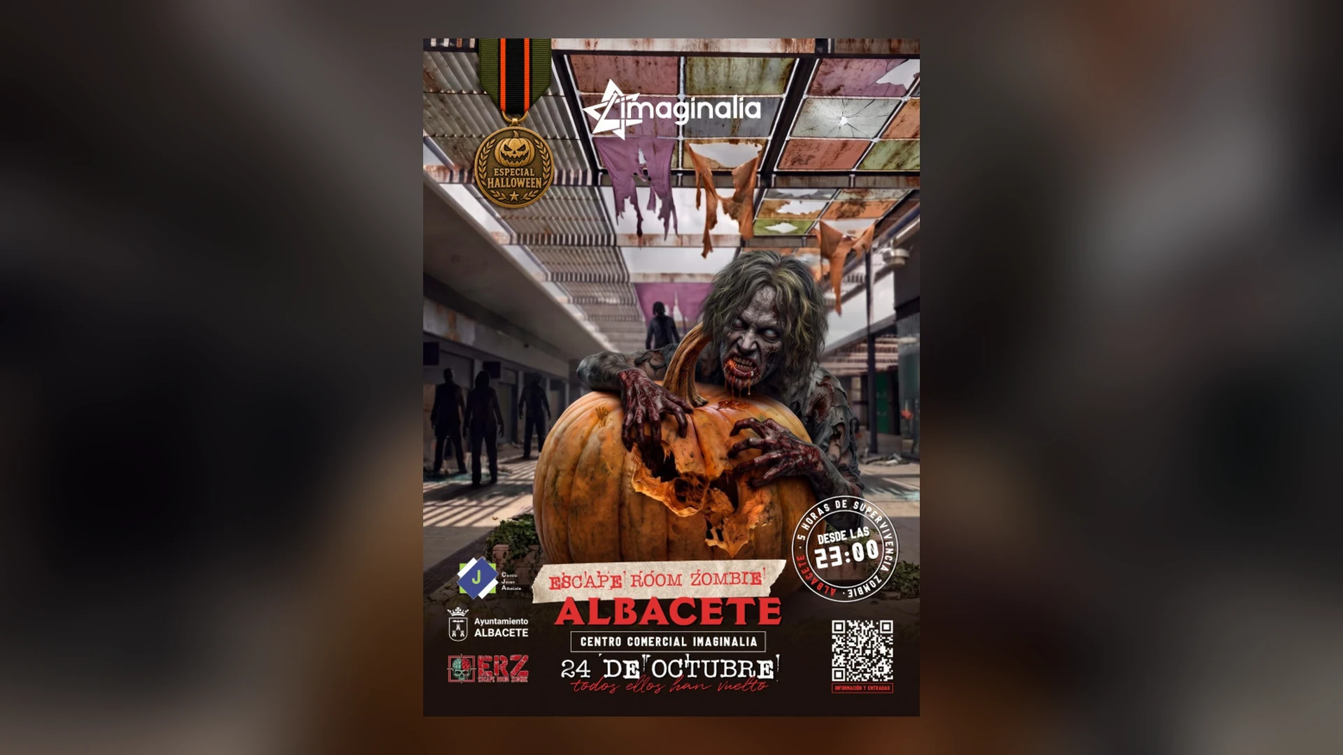 Cartel del Escape Room Zombie Albacete: un zombi emerge de una calabaza tallada en un pasillo abandonado, con la fecha del 24 de octubre, el sello «5 horas de supervivencia zombie, desde las 23:00», el código QR de información y entradas y los logotipos de Imaginalia, Centro Joven y Ayuntamiento de Albacete