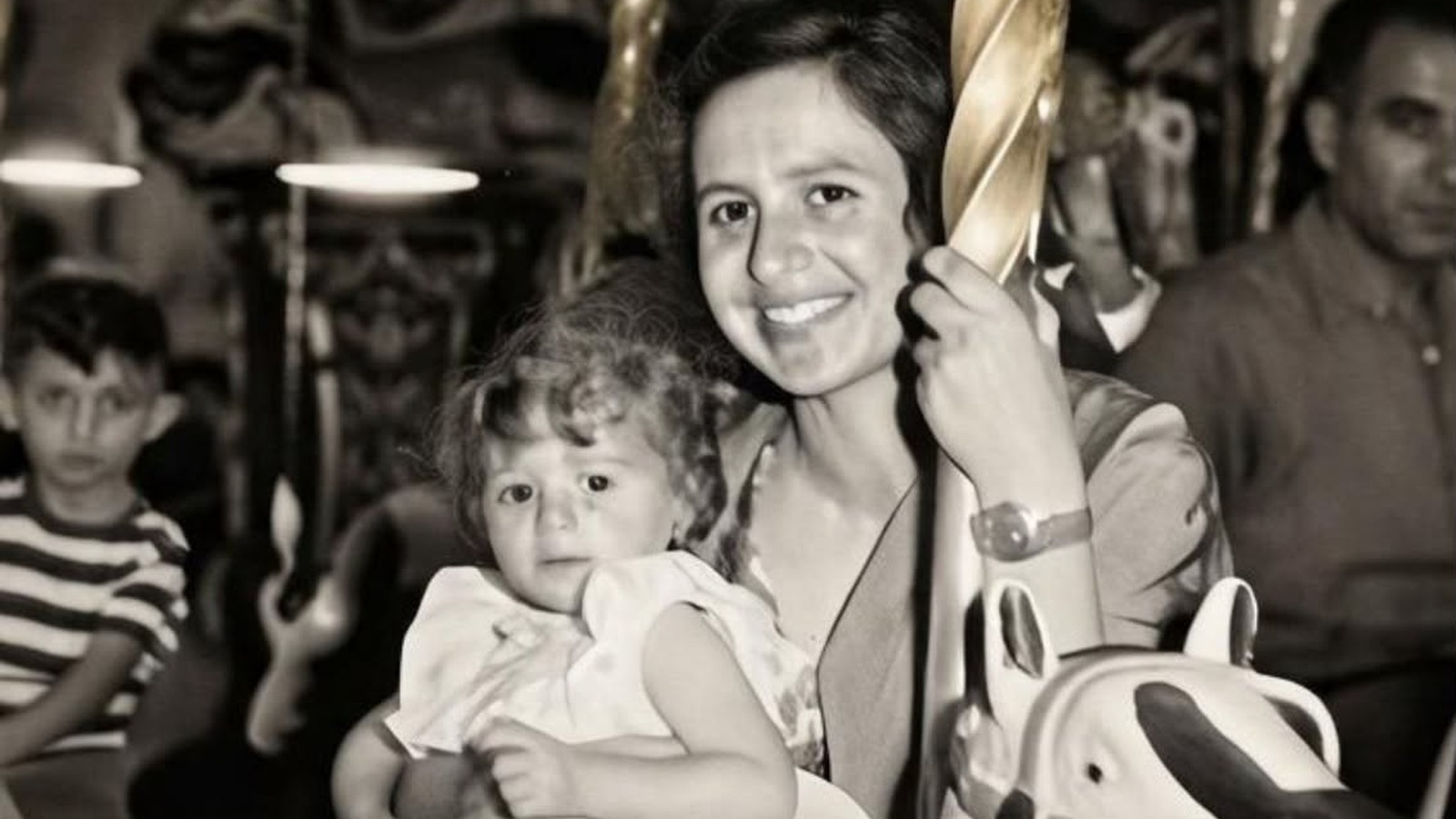 Niña en un carrusel en el cartel de la exposición La infancia en la Feria