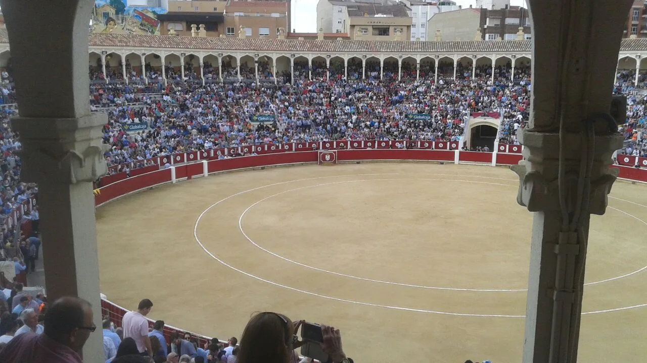 Interior de la Plaza de Toros de Albacete con público en los tendidos