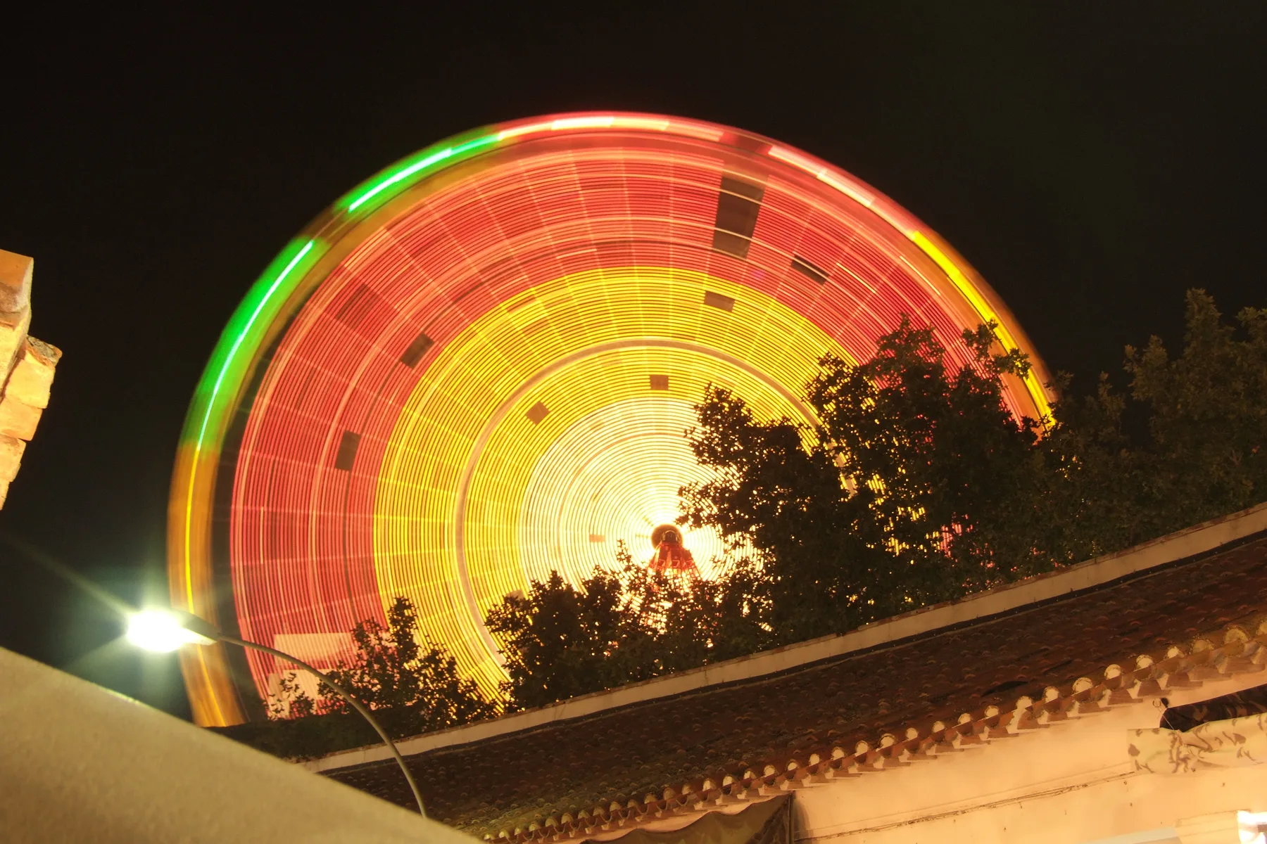 Noria iluminada durante la Feria de Albacete por la noche